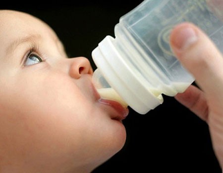 Khuyến cáo không sử dụng bình sữa bằng nhựa