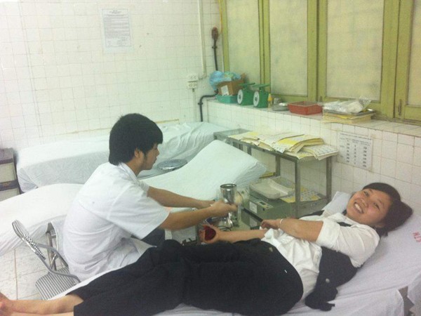 Một thành viên nhóm máu hiếm hiến máu tại bệnh viện Việt Đức (Hà Nội)
