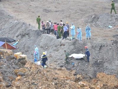 Thi thể anh Nguyễn Văn Quốc, nạn nhân cuối trong vụ sạt lở, được đưa lên khỏi đống đất đá