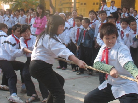 Học sinh trường THCS Đống Đa, Hà Nội chơi kéo co trong giờ ra chơi