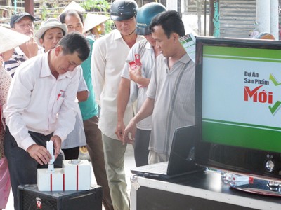Công ty Điện Quang giới thiệu sản phẩm mới - bóng đèn tiết kiệm điện siêu bền cho bà con huyện Châu Thành A (Hậu Giang)