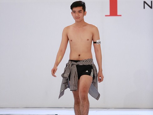 Next Top Model: thí sinh nam tự tin với bụng 'một múi'