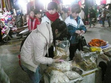 Bánh rởm bày bán tại nhiều chợ giữa Hà thành