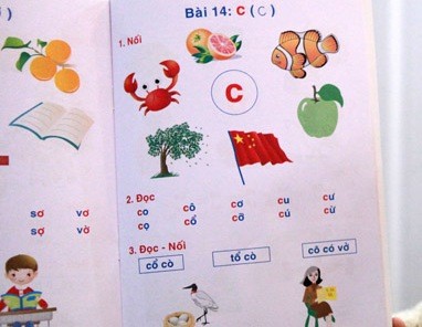 Sách học vần tiếng Việt lại vẽ cờ Trung Quốc