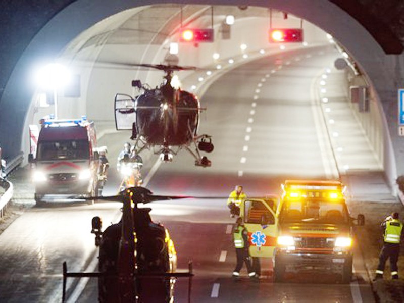 Máy bay trực thăng tới tận hiện trường để chở nạn nhân Ảnh: AP