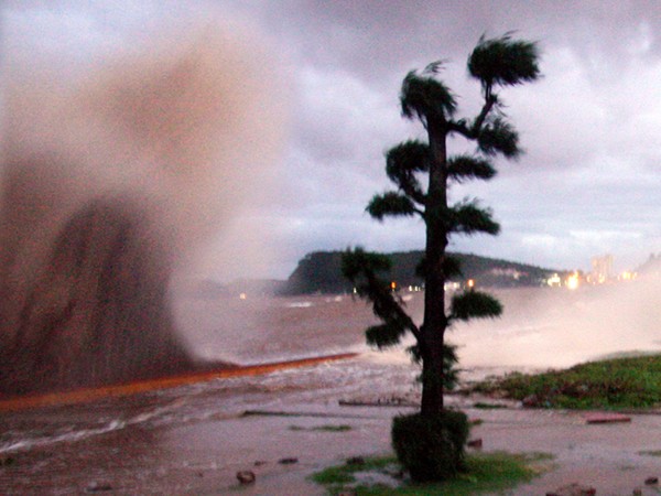 Sóng đánh vào kè biển khu 1 Đồ Sơn thành cột nước. Ảnh: CTV