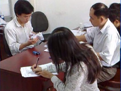 Thí sinh và phụ huynh đến nộp hồ sơ xét tuyển NV2 tại trường ĐH Quốc tế Hồng Bàng (ảnh chụp từ đoạn video)
