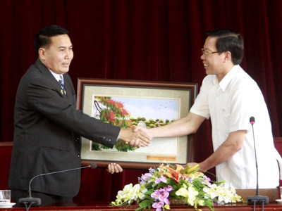 Bí thư Thường trực T.Ư Đoàn Phan Văn Mãi (phải) tặng quà lưu niệm cho đoàn đại biểu thanh niên Bộ An ninh Lào
