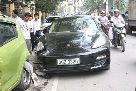 Siêu xe gây tai nạn giữa Hà Nội