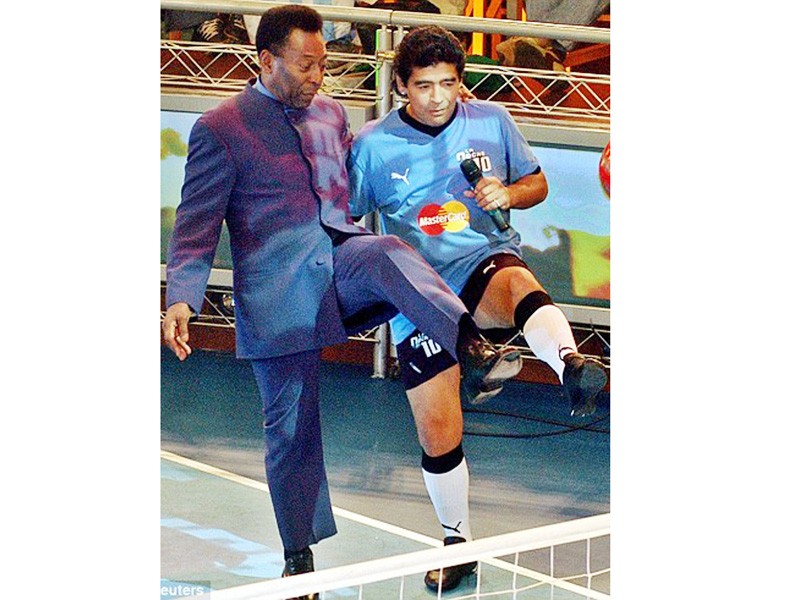 Maradona: Pele nên vào viện bảo tàng