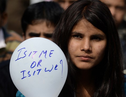 Thiếu nữ Ấn Độ bị hiếp tập thể rồi thiêu sống
