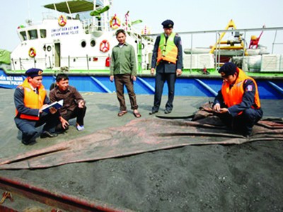 Cảnh sát biển Vùng 1 bắt giữ tàu than lậu ở Hải Phòng