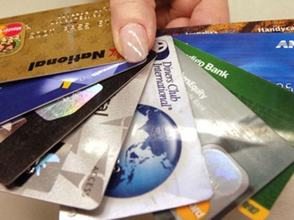 Người trẻ dễ 'sập bẫy' thẻ tín dụng