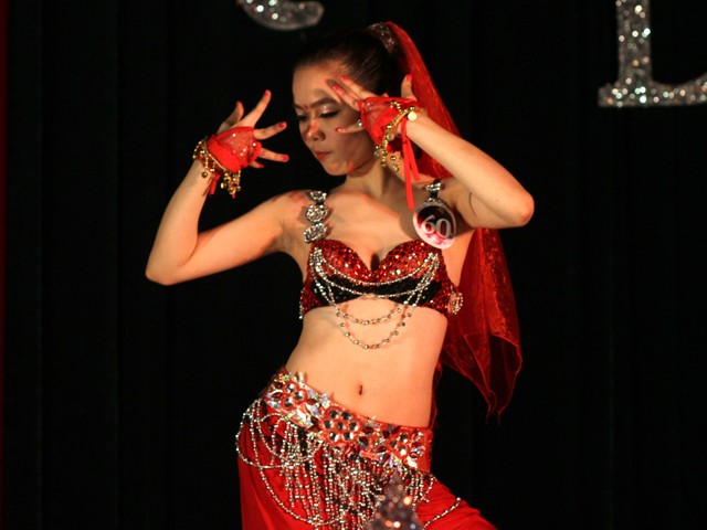 Nữ sinh Ngoại giao gợi cảm với vũ điệu sông Ấn