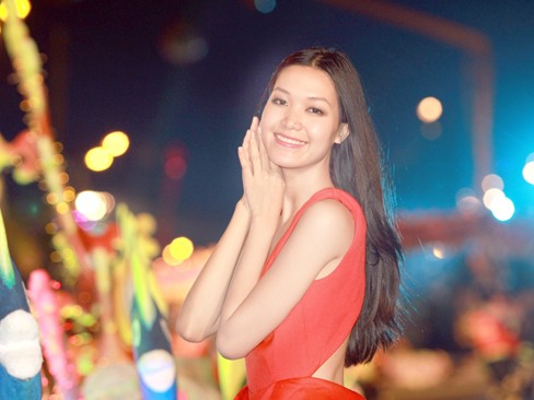 Hoa hậu Thùy Dung quyến rũ ở lễ hội Carnaval Hạ Long