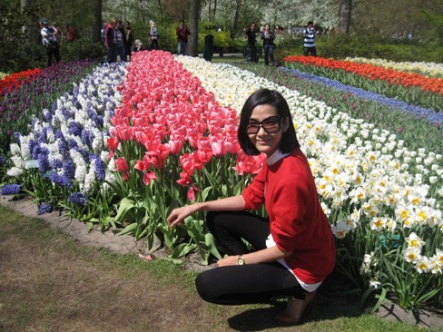 Hoàng Thùy khoe sắc bên cánh đồng hoa tulip