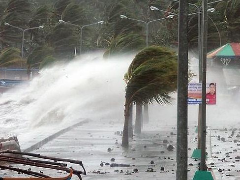 Cơn bão khủng khiếp đổ vào Legaspi, Philippines