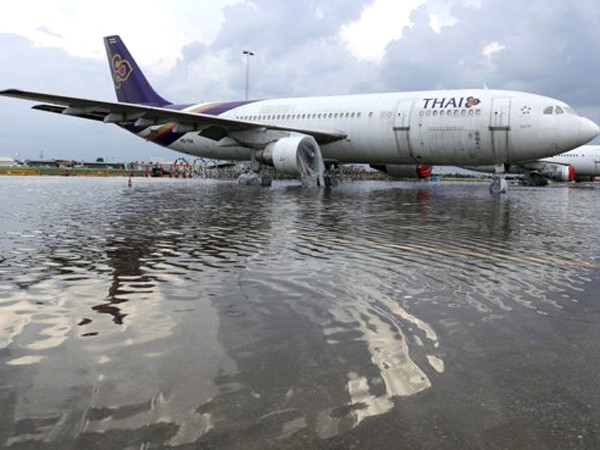 Nước lũ tràn vào sân bay Don Muang ở Bangkok. Ảnh: Reuters