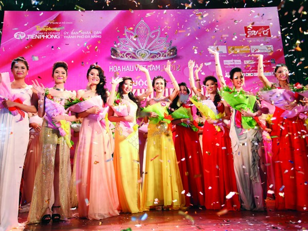 Những người đẹp đầu tiên lọt vào vòng chung kết Hoa hậu Việt Nam 2012 Ảnh: Xuân Phú
