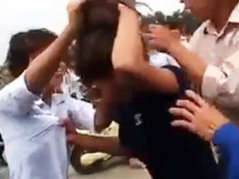 Nữ sinh đánh nhau, hàng chục bạn cổ vũ
