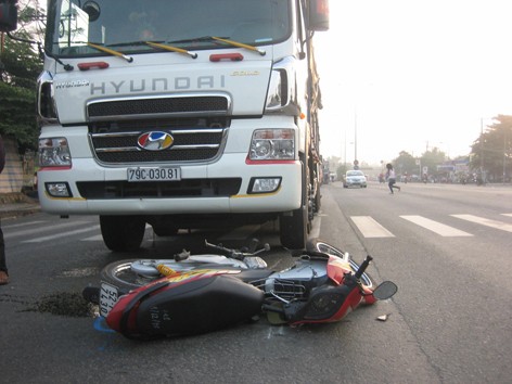 Xe tải tông xe máy văng 2 mét, nam thanh niên thoát chết