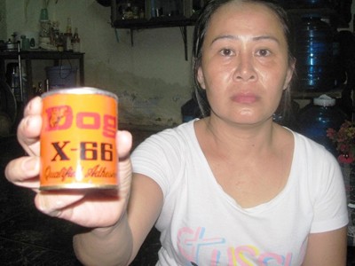 Bà Ngô Nguyễn Thụy Trâm cầm trên tay chiếc hộp keo chó mà N hít mỗi ngày. Ảnh: HN (Giadinh.net)