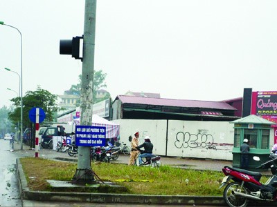 Nhiều phương tiện bị “chộp” ở cuối ngã rẽ vào đường Lê Trọng Tấn khi qua nút Trường Chinh-Lê Trọng Tấn vì lỗi không bật xi nhan khi rẽ trưa 23-2