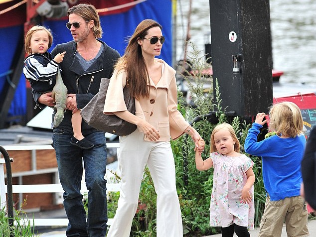 Đại gia đình Jolie-Pitt thuê cả một đoàn tàu