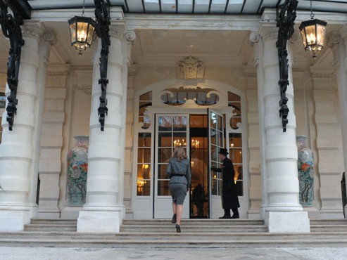 Lối vào khách sạn Shangri-La ở Paris, nơi công chúa al-Sudairi ở từ Giáng sinh năm ngoái