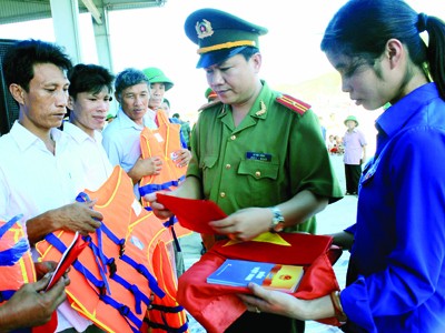 Trao Luật biển Việt Nam và cờ Tổ quốc cho ngư dân