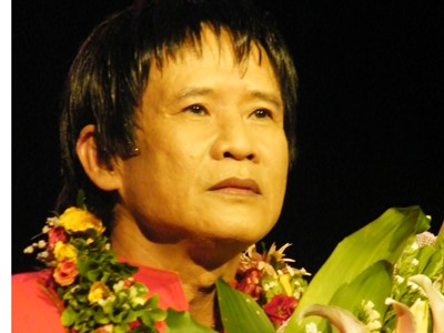 Tuấn Vũ trong đêm nhạc sến ở Nhà hát Lớn, tháng 8-2010