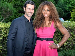 Serena Williams bị HLV đòi… cưới?