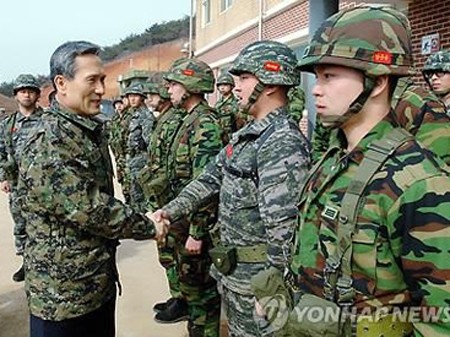 Bộ trưởng Quốc phòng Hàn Quốc Kim Kwan-jin bắt tay binh sĩ ở đảo Yeonpyeong