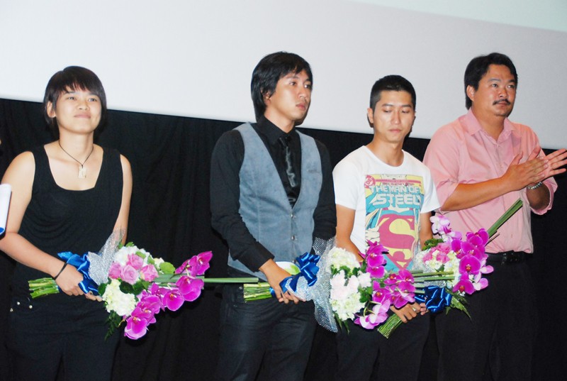 Các đạo diễn trẻ (từ trái qua) Nguyễn Thị Thắm - Nguyễn Khắc Huy - Huỳnh Thanh Sỹ - Phạm Lộc trong buổi công chiếu