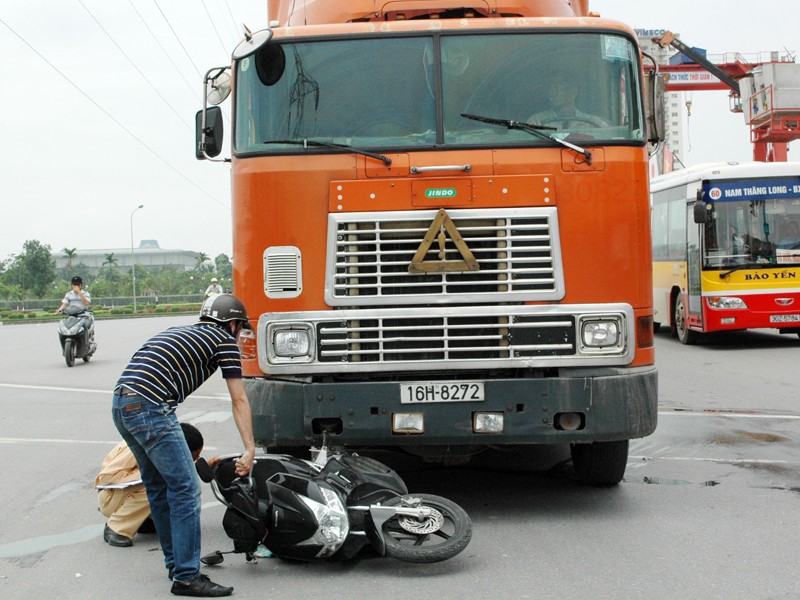 Ba mẹ con bị xe container đâm khi qua đường