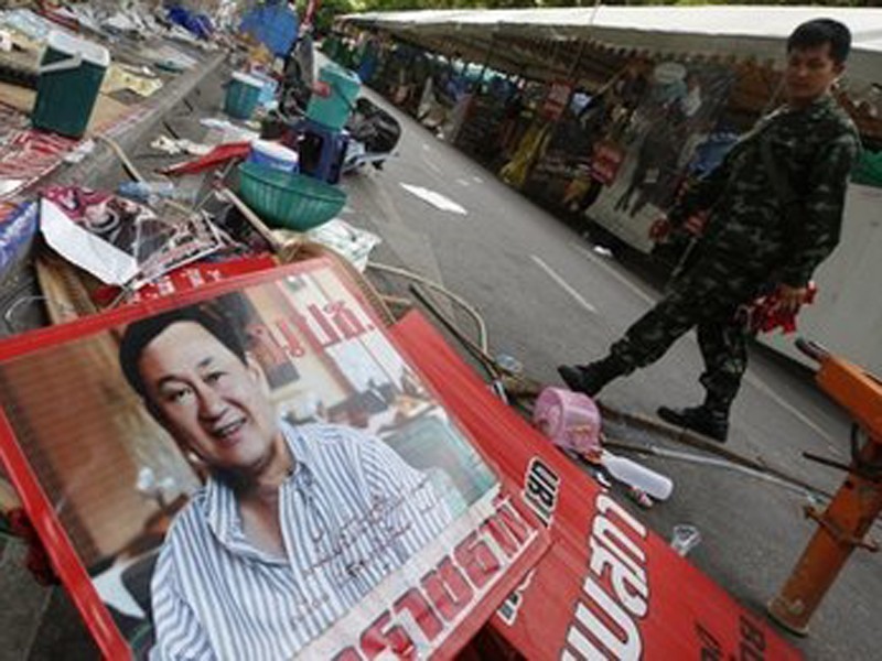 Áp phích chân dung ông Thaksin ở Bangkok bị tháo dỡ