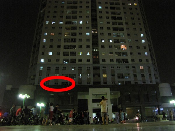 Xác nạn nhân nằm ở sảnh tầng 2 của tòa nhà không còn nguyên dạng