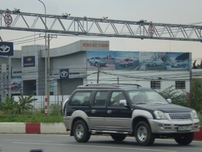 Xe qua trạm thu phí xa lộ Hà Nội (TPHCM)