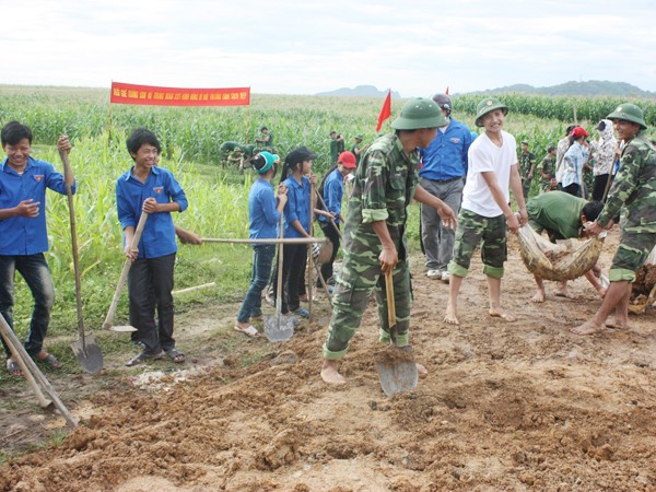 Chiến sỹ Trung đoàn 335 tình nguyện cùng ĐVTN xã Đức Sơn (Anh Sơn, Nghệ An)