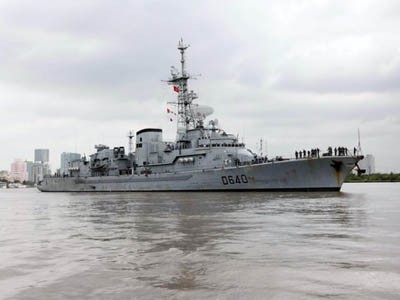Chiến hạm ‘khủng’ của Pháp cập cảng Việt Nam
