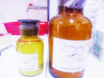 Mẻ 250gram Oseltamivir phosphate sạch đầu tiên được thu hồi từ Tamiflu trong khuôn khổ đề án thăm dò ở Viện Khoa học & Công nghệ Việt Nam