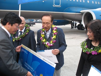 Tổng GĐVNA Phạm Ngọc Minh trao thưởng cặp vé hạng thương gia cho hành khách thứ 12 triệu