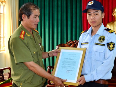 Kim Anh Khen thưởng vệ sĩ Lê Văn Tùng