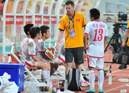 Cầu thủ Việt Nam phản ứng gay gắt với Ban huấn luyện
