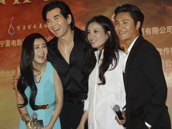 Hôm qua 2-7, Triệu Vy cùng các đồng nghiệp có mặt tại buổi tiệc ăn mừng thành công của bộ phim Họa bì 2. Trần Khôn - một trong ba diễn viên chính của bộ phim song hành cùng Triệu Vy trong chuyến đi này