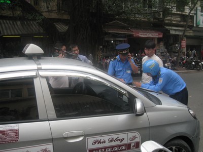 Bát nháo taxi Hà Nội: Thanh tra vừa đi, mọi việc lại như cũ