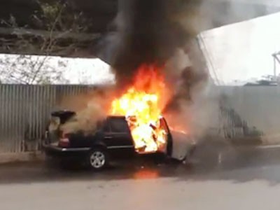 Cận cảnh ô tô Mercedes bốc cháy dữ dội