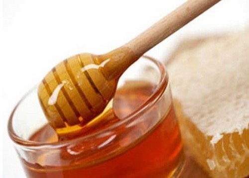Tuyệt đối không được dùng mật ong đánh tưa lưỡi cho trẻ