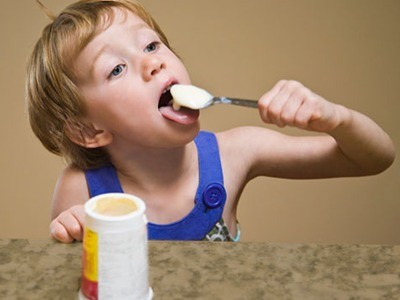 Cho trẻ ăn váng sữa một cách khoa học