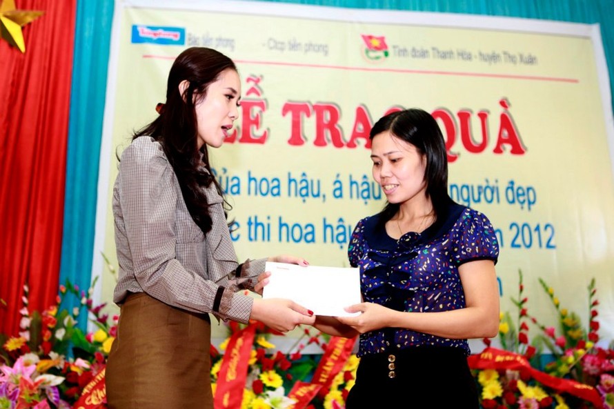 Người đẹp Nguyễn Thị Hà trao quà cho trẻ em tại huyện Thọ Xuân